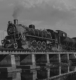 Ewing ve vlaku (spolu s dívkou)