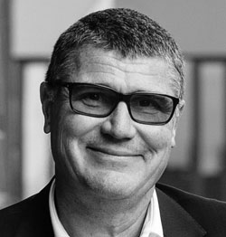 Jiří Hrabovský prodal svůj podíl v Ewing Group svému synovi Jakubovi. Ve společnosti zůstává